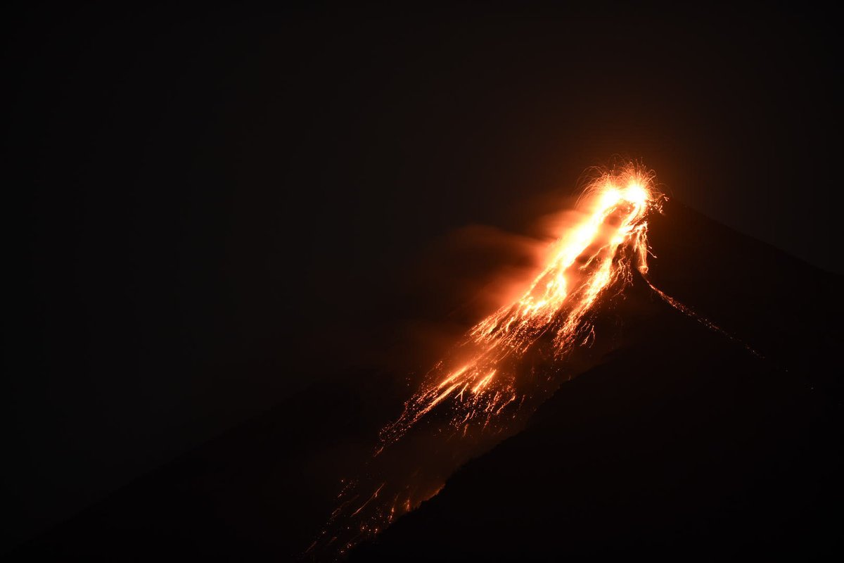 Expulsión de lava del volcán de Fuego en las últimas horas. (Foto Prensa Libre: EFE).