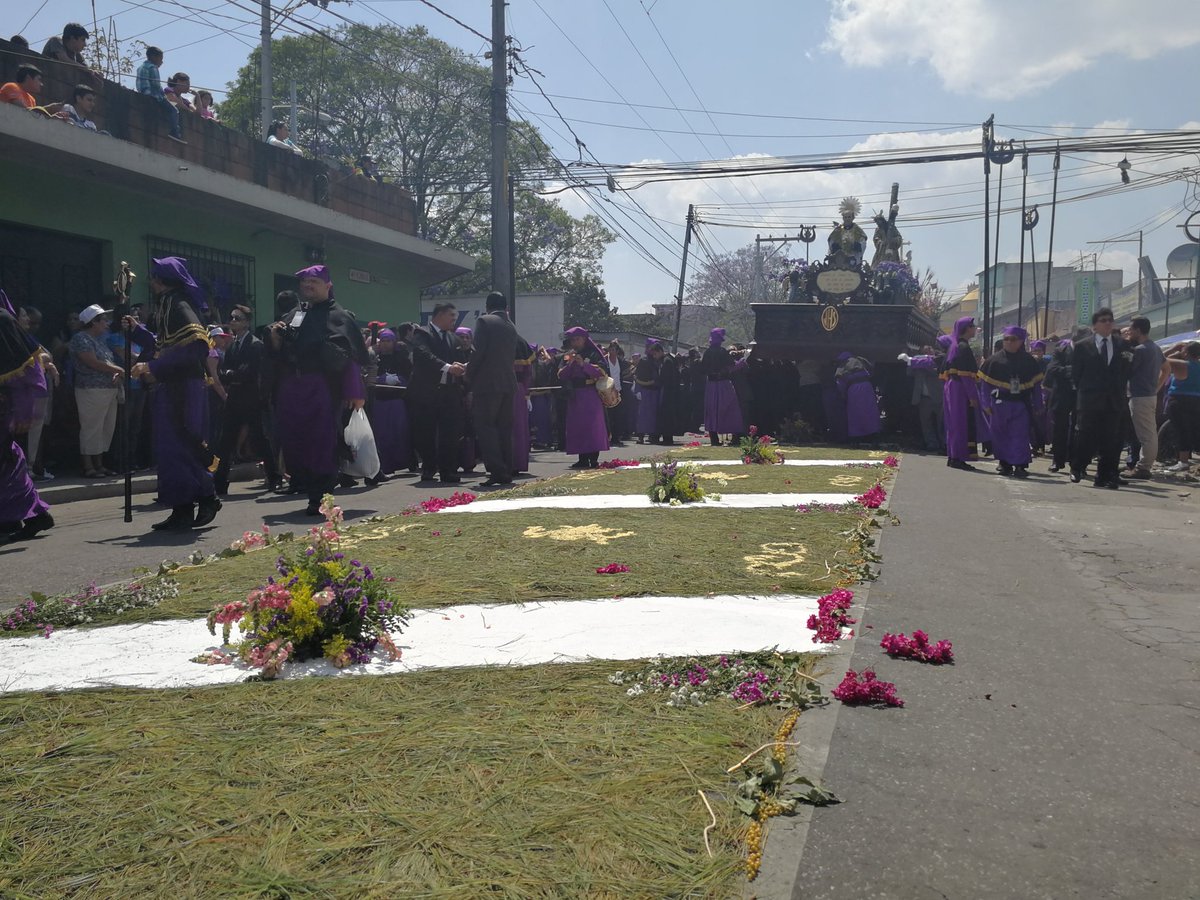 Alfombras engalanan paso de Nazareno de la Parroquia. (Foto Prensa Libre: Oscar García).