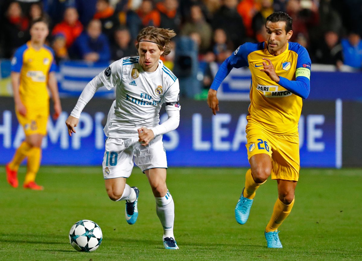 El croata Luka Modric conduce la pelota frente a Nuno Morais.