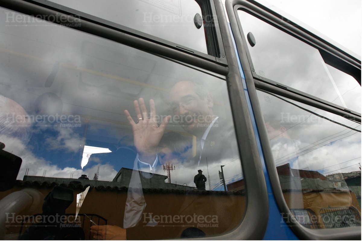 El entonces presidente Álvaro Colom estrena uno de los buses del Transurbano, en la avenida Petapa, zona 12, en julio de 2010. (Foto: Hemeroteca PL)
