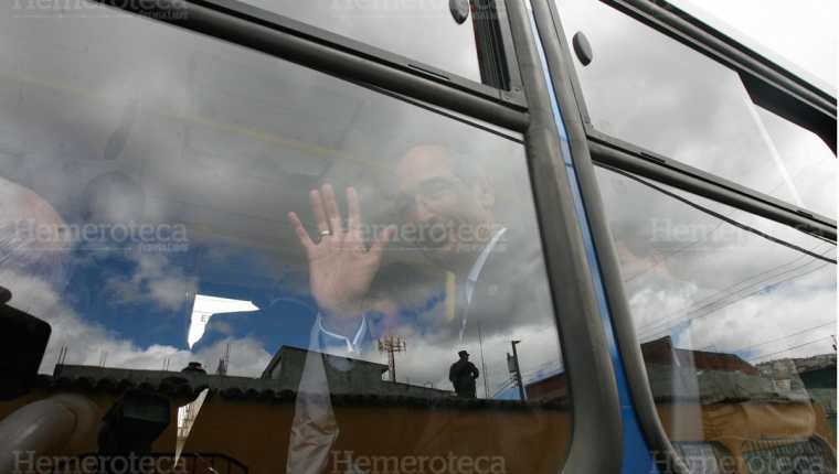 El entonces presidente Álvaro Colom estrena uno de los buses del Transurbano, en la avenida Petapa, zona 12, en julio de 2010. (Foto: Hemeroteca PL)