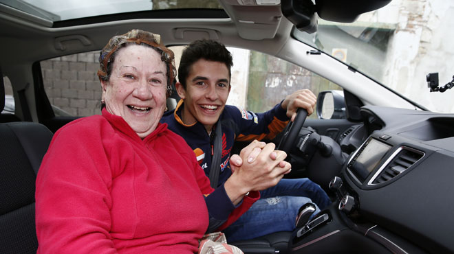 Marc Márquez emociona a los pobladores de Villmartín, Cádiz. (Foto Prensa Libre: cortesía Repsol)