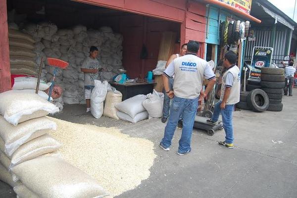 Personal de la Diaco supervisan ventas de maíz en Coatepeque, Quetzaltenango. (Foto Prensa Libre: Alexander Coyoy)