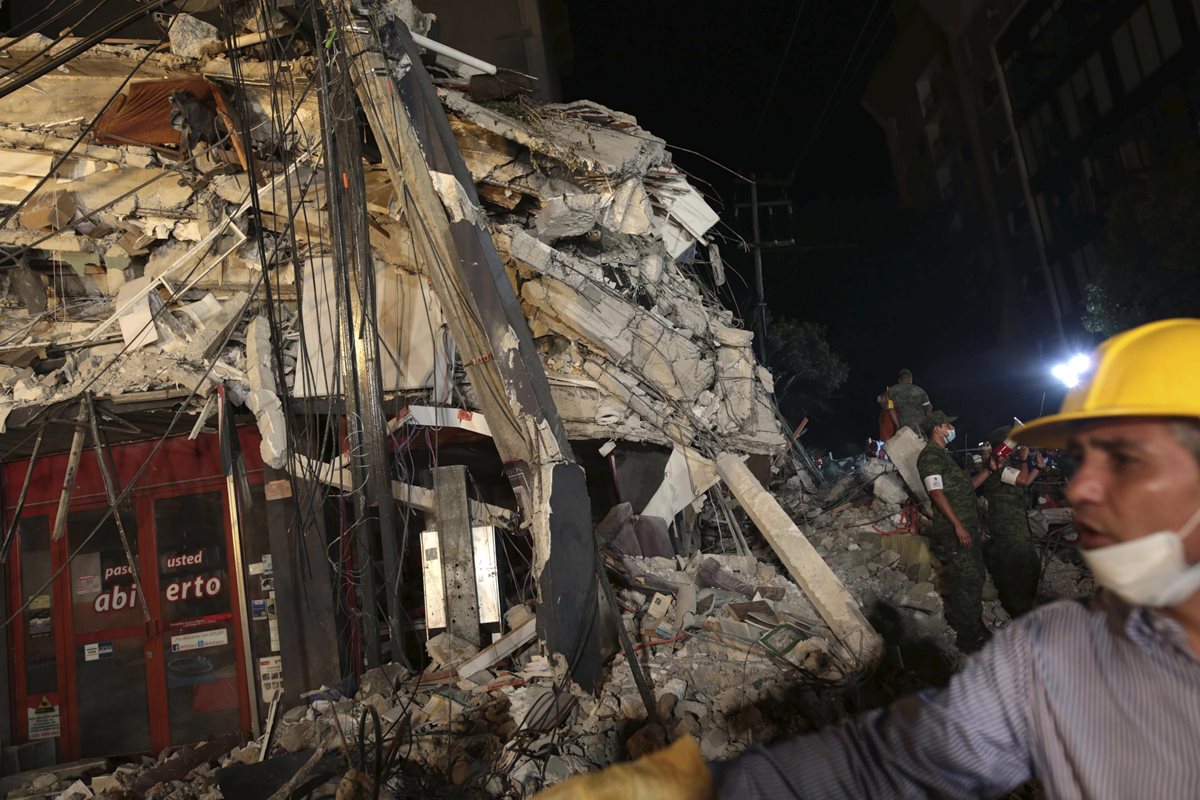 Cientos de mexicanos, entre brigadistas y voluntarios, continúan intentando rescatar a personas con vida de los edificios colapsados en Ciudad de México. (Foto Prensa Libre: EFE)