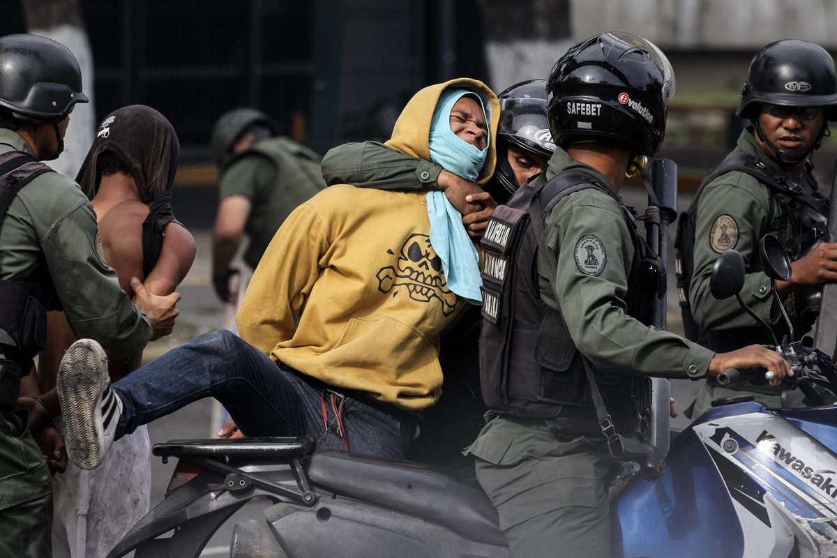 Activistas han denunciado a las fuerzas policiales venezolanas por abuso de autoridad. (Foto Prensa Libre: EFE)