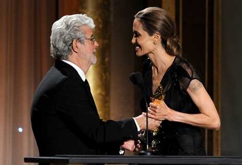 El director George Lucas le entrega el galardón a Jolie. (Foto Prensa Libre: AFP)