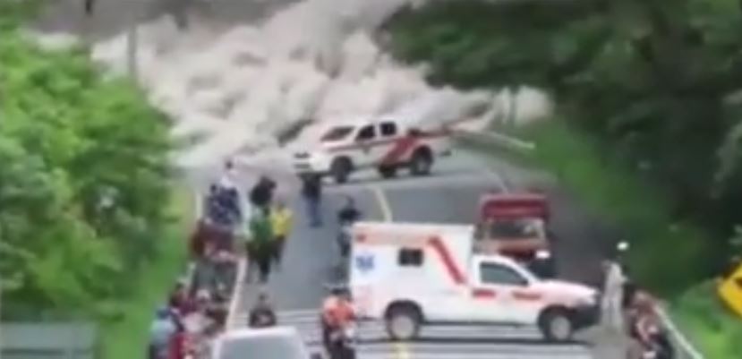 La ambulancia blanca, en la que viajaban tres bomberos, segundos antes de quedar atrapada en una nube de ceniza. (Foto tomada del video)