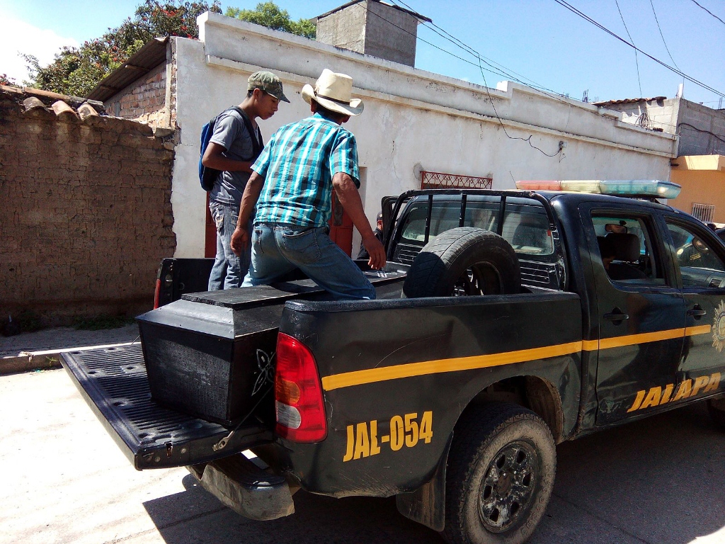 Familiares retiran de la morgue de Jalapa el cadáver de César Augusto Aguilar. (Foto Prensa Libre: Hugo Oliva)