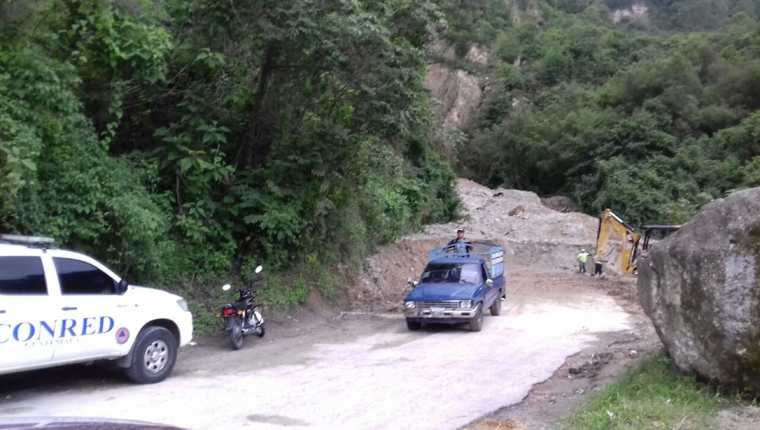 Un carril fue habilitado en la ruta entre Panajachel y San Andrés Semetabaj. (Foto Prensa Libre: Ángel Julajuj)