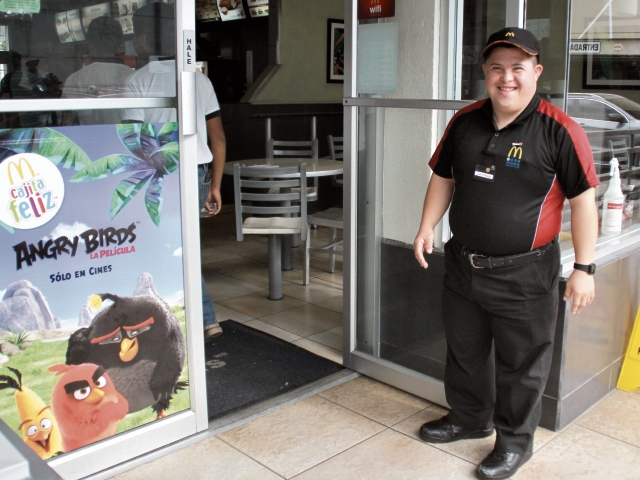 Luis Alfredo Villegas espera a los clientes del restaurante donde labora, en Huehue.