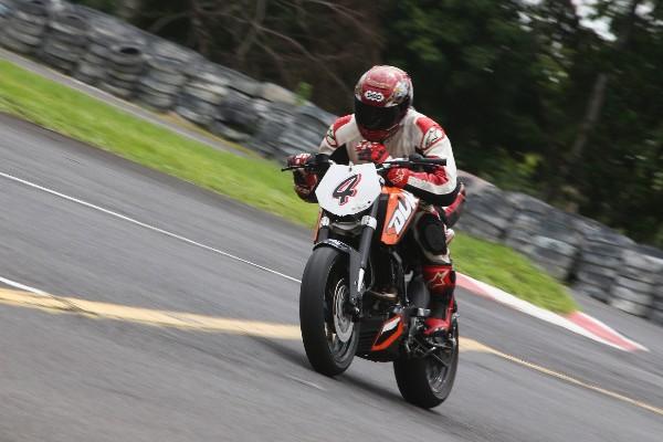 El motociclismo también es parte de la vida de Mauricio Roque. (Foto Prensa Libre: Hemeroteca PL)