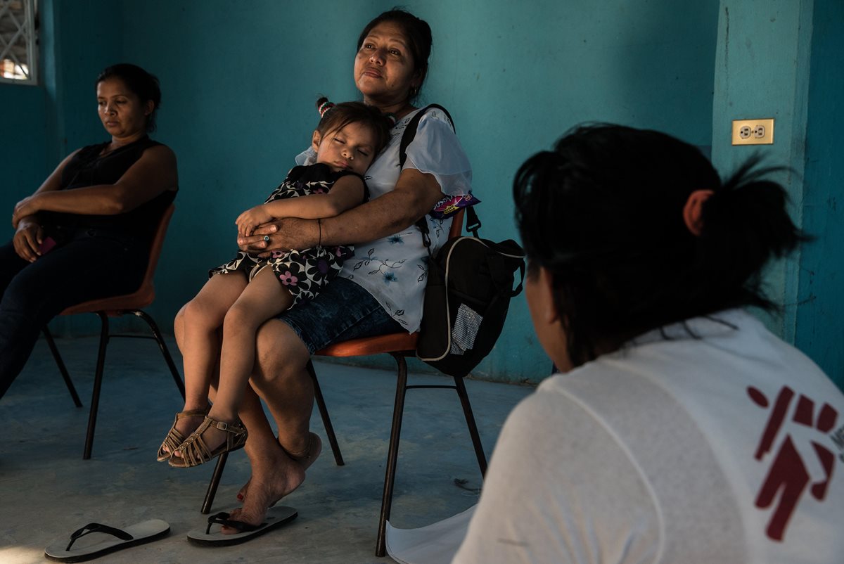 Una mujer inmigrante y su nieta reciben apoyo psicológico en un albergue de México. (Foto Prensa Libre: EFE)