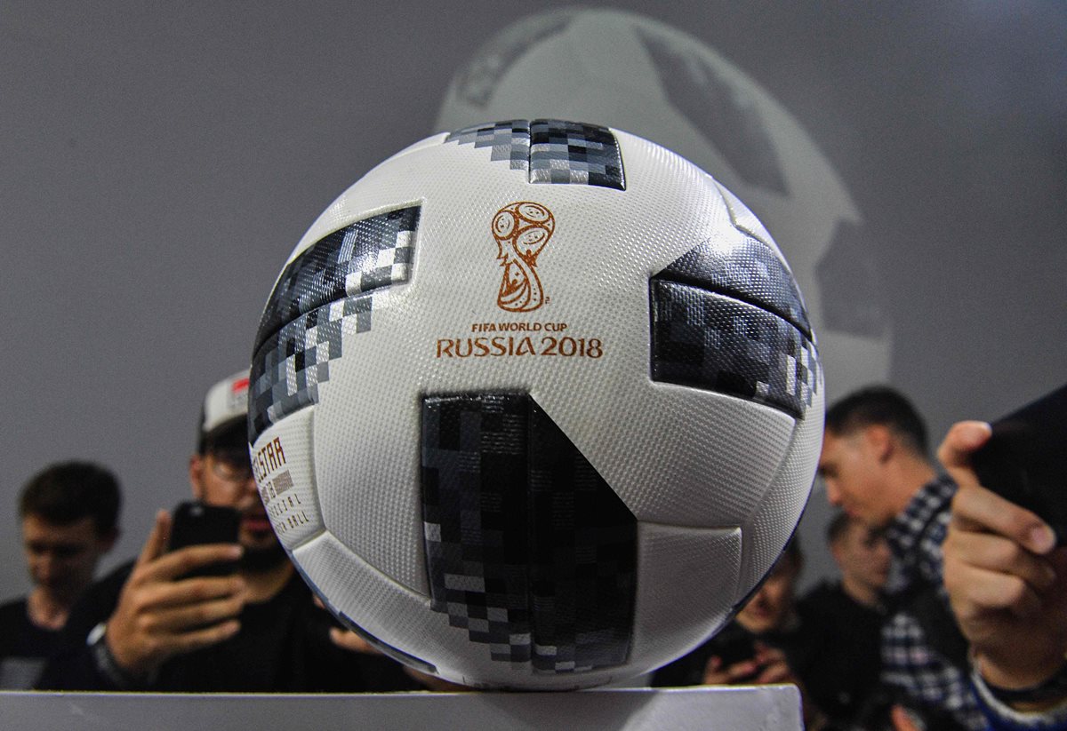El Telstar 18 es el balón que se utilizará para el Mundial de Rusia. (Foto Prensa Libre: AFP)