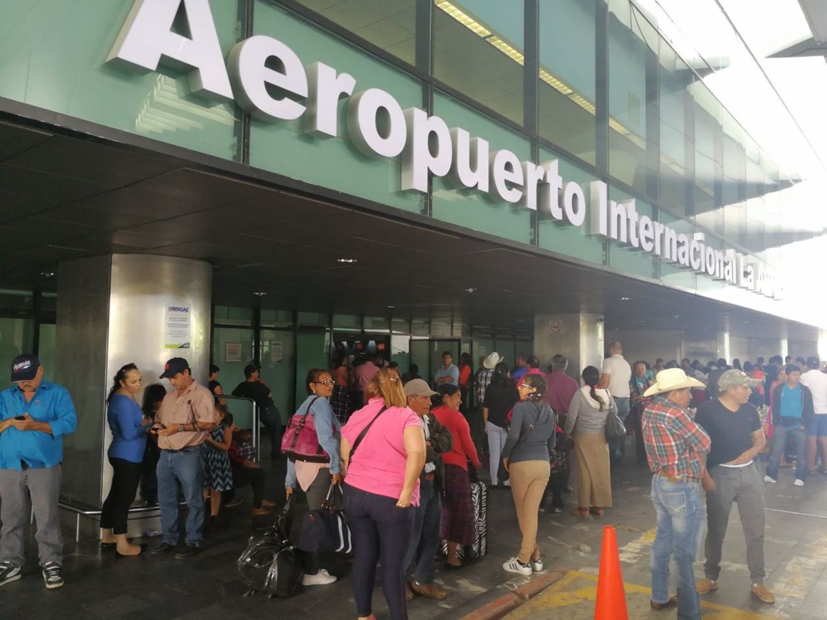 Algunos usuarios señalan que el Aeropuerto Internacional La Aurora no tiene las comodidades necesarias para una larga espera. (Foto Prensa Libre: Esbin García)