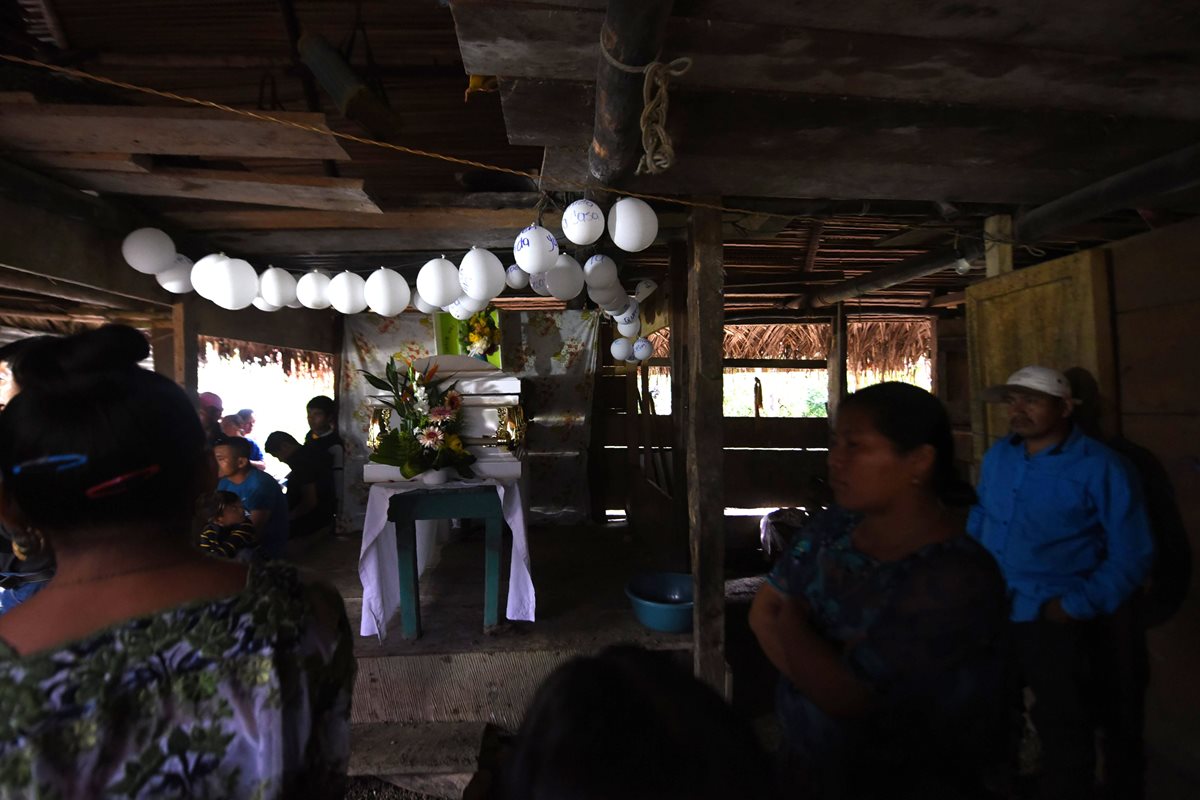 Un largo trayecto de unas 10 horas tardó el cortejo hasta la comunidad rural del municipio maya-q’eqchi’ de Raxruhá.