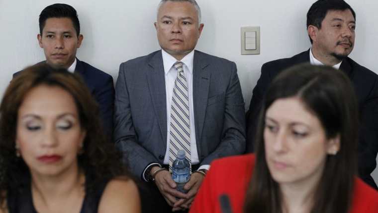 Salvador González aguarda en el Juzgado Tercero Penal para rendir su declaración como anticipo de prueba. (Foto Prensa Libre: Paulo Raquec)