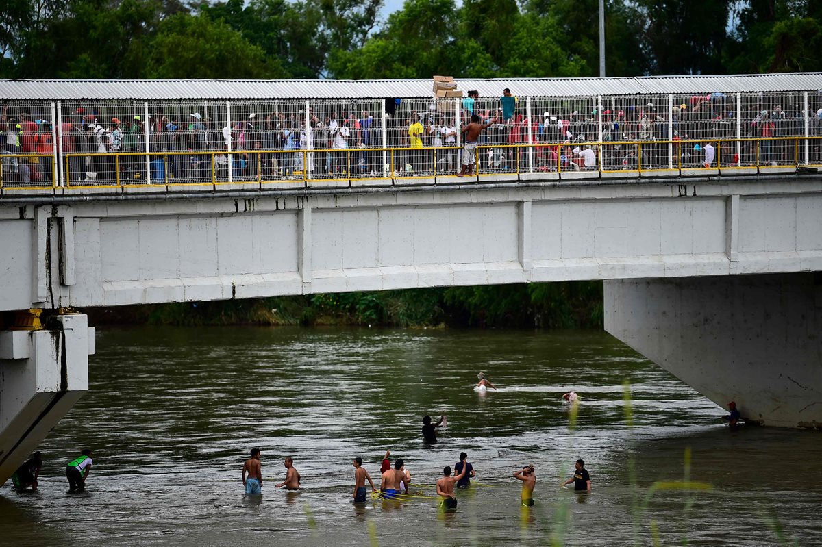 Migrantes hondureños, durante una caravana en diciembre a su paso por el puente fronterizo internacional Guatemala-México, en Ciudad Hidalgo, estado de Chiapas, México. (Foto Prensa Libre: Hemeroteca PL)