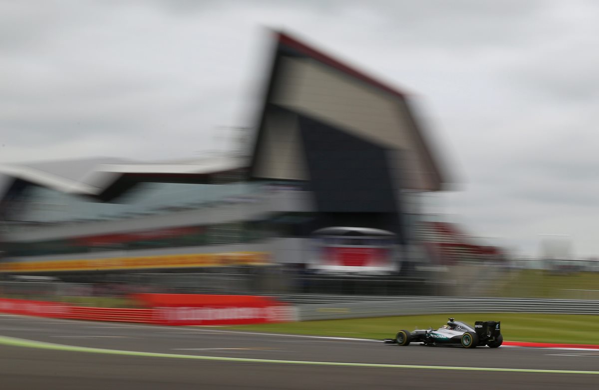 Lewis Hamilton, en acción durante el GP de Gran Bretaña. (Foto Prensa Libre: EFE)