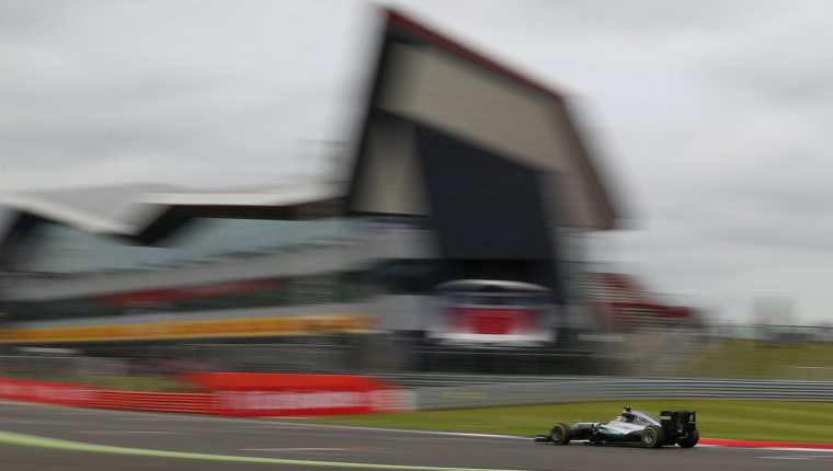 Lewis Hamilton, en acción durante el GP de Gran Bretaña. (Foto Prensa Libre: EFE)