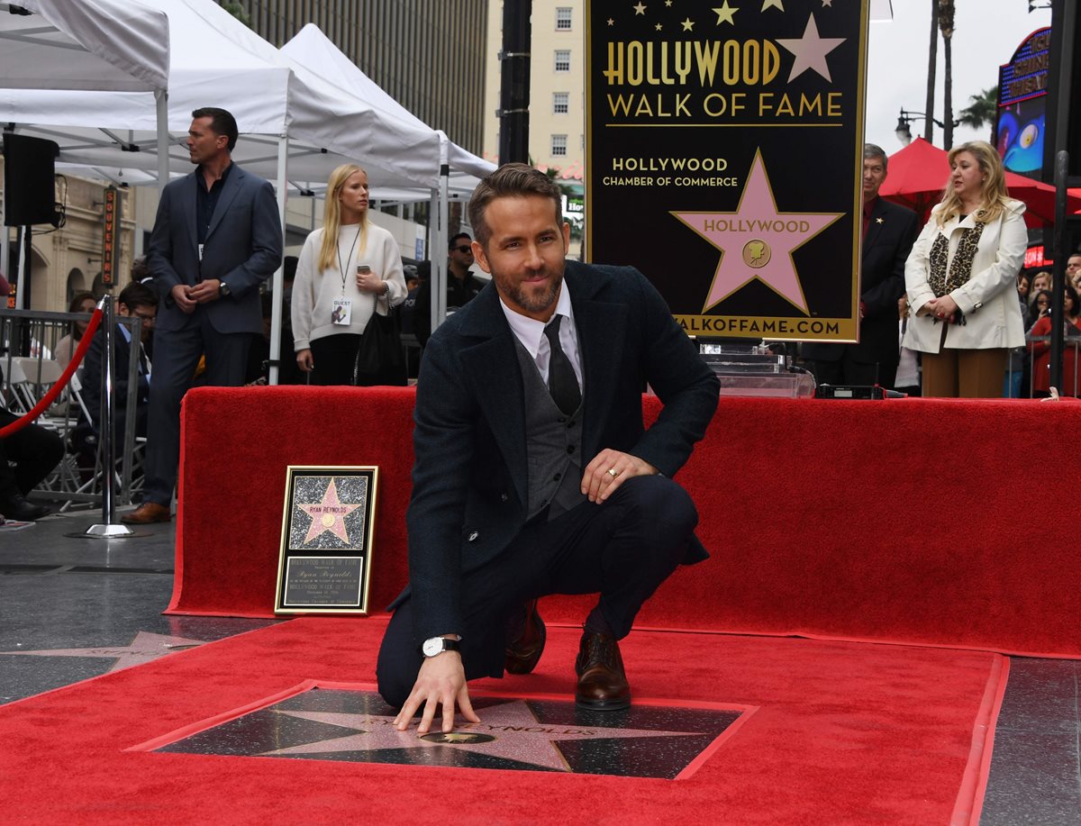 El actor Ryan Reynolds desveló su estrella en el Paseo de la Fama. (Foto Prensa Libre: AFP)