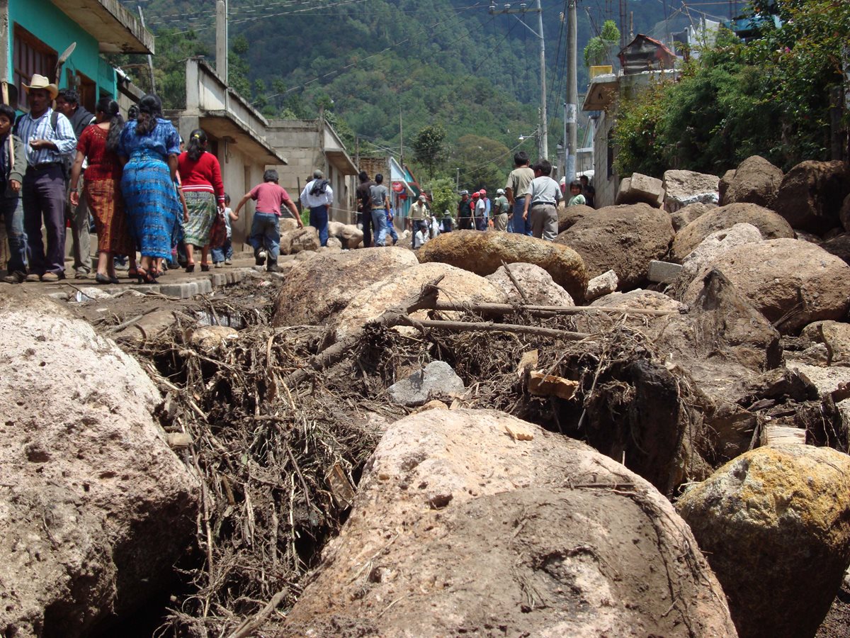 Los deslizamientos causados por la lluvia ponen en riesgo a miles de personas en todo el país. (Foto Hemeroteca PL)