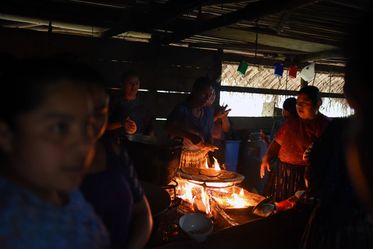 Mujeres indígenas preparan tortillas en la casa de Jakelin, mientras esperan la llegada del cortejo fúnebre.