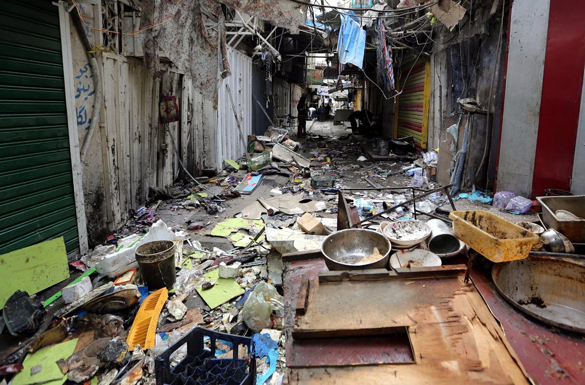 Este es el mercado en Bagdad donde los terroristas perpetraron el atentado que acabó con la vida de 28 personas. (Foto Prensa Libre: EFE).