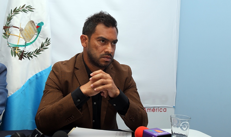 Carlos Ruiz mostró molestia en la conferencia que ofreció en la sede de la AFG. (Foto Prensa Libre: Carlos Vicente)