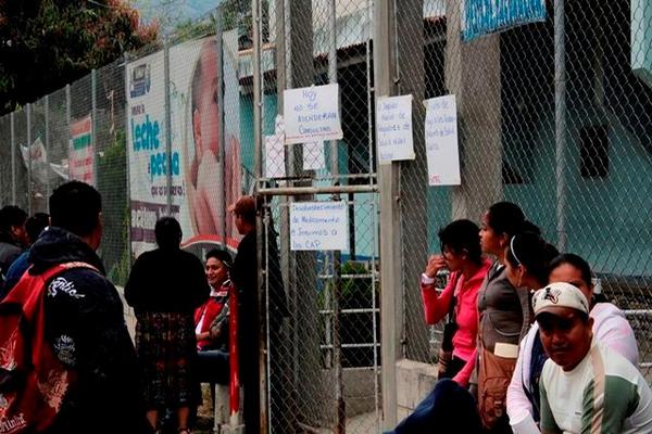 Rótulos alertan sobre protesta en CAP de San Miguel Chicaj. (Foto Prensa Libre: Carlos Grave)