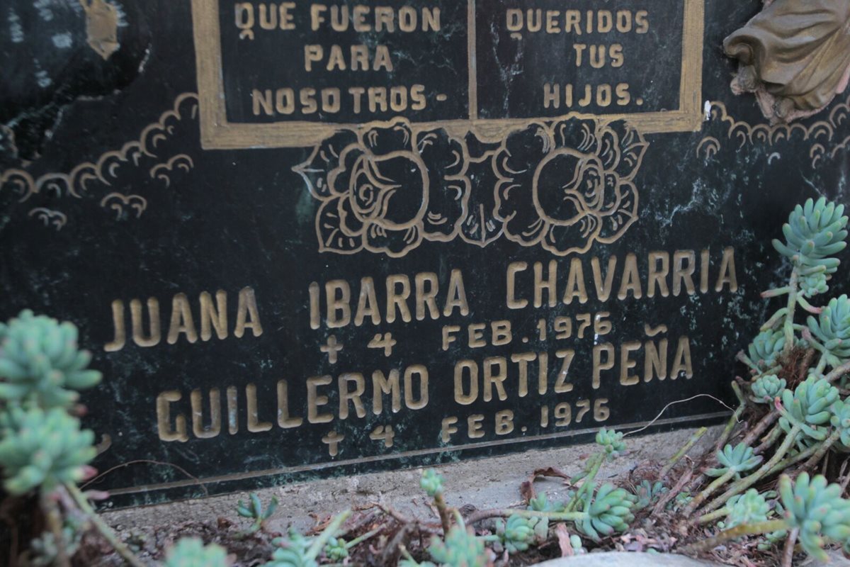 Una de las lapidas que se encontraron en el Cementerio General de víctimas que fallecieron a consecuencia del terremoto de 1976. (Foto Prensa Libre: Erick Ávila)