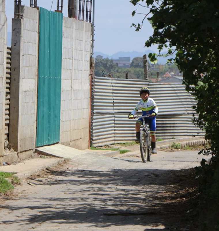 El pequeño ciclista de botas de hule quiere practicar ciclismo de montaña. (Foto Prensa Libre: Cortesía Nery Ajsivinac, Fedeciclismo)