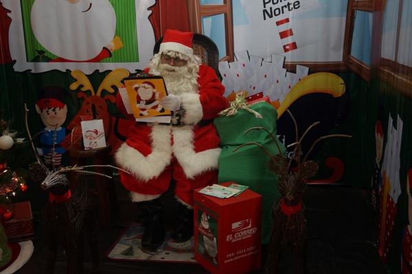 Santa Claus recibe cartas escritas por niños guatemaltecos, enviadas a través de El Correo. (Foto Prensa Libre: Verónica Gamboa)<br _mce_bogus="1"/>