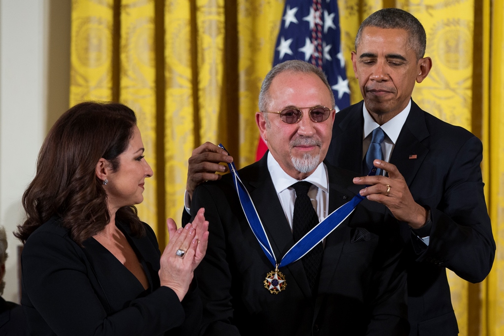 Emilio Estefan recibe la Medalla de la Libertad de manos del presidente Barack Obama. (Foto Prensa Libre: EFE)