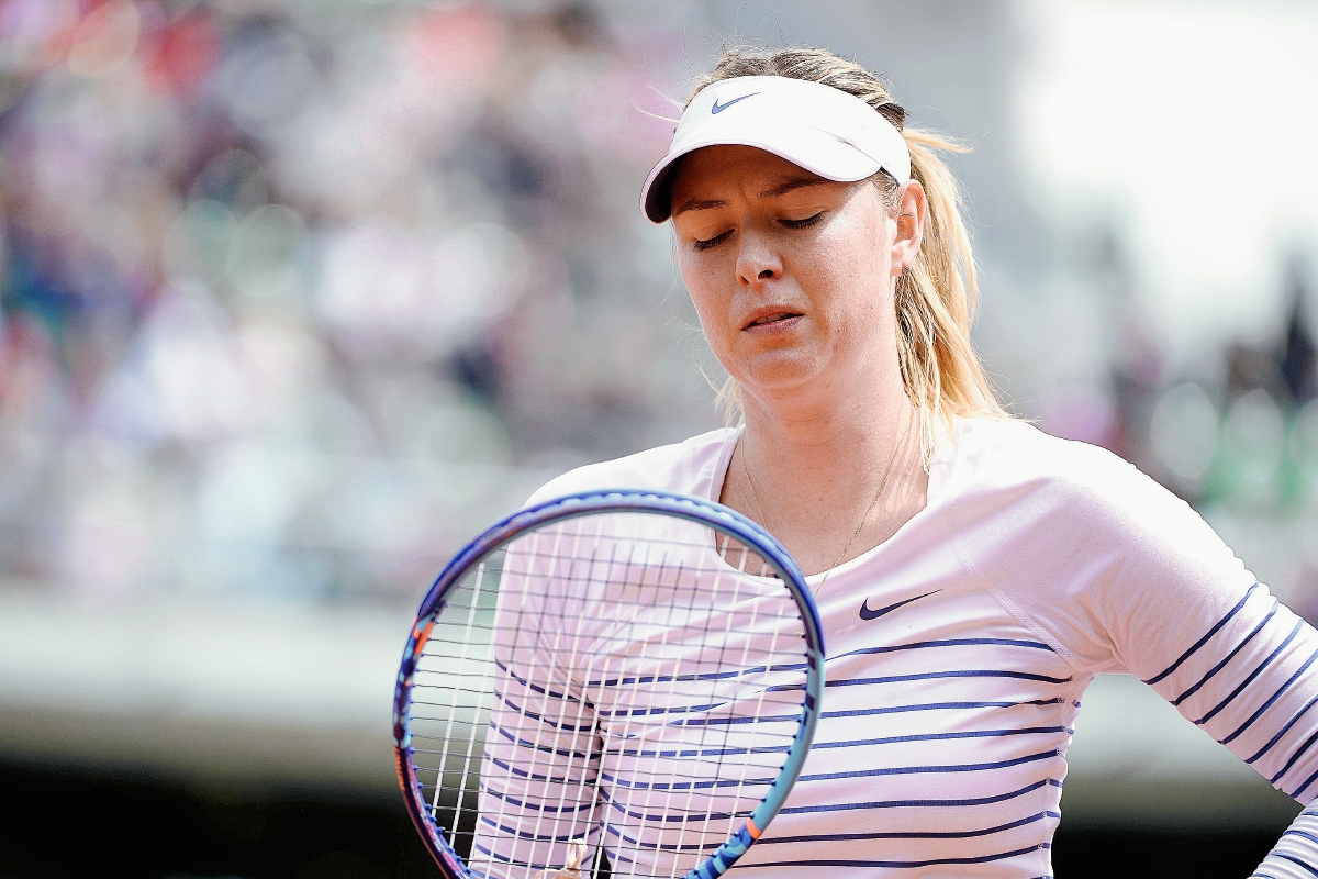 La tenista rusa Maria Sharapova no puede ocultar su frustración en el partido de octavos de final de Roland Garros. (Foto Prensa Libre: EFE)