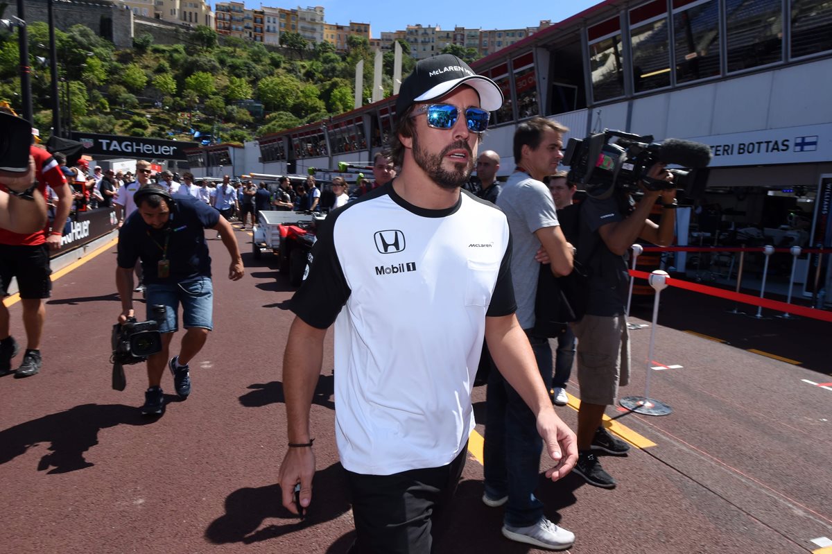 Fernando Alonso participará con un coche en la 101ª edición de las 500 millas de Indianápolis. (Foto Prensa Libre: EFE).