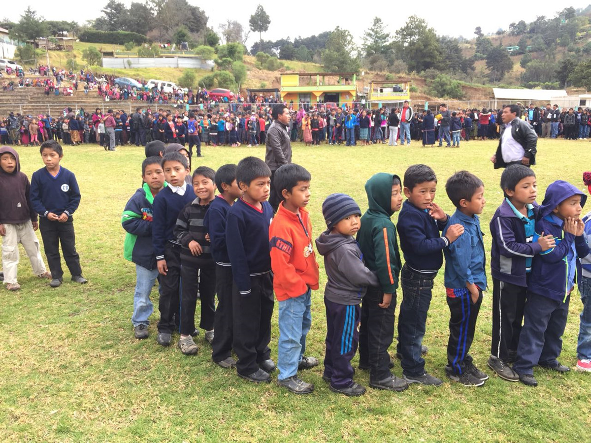 Una larga fila de niños se formó en el Estadio Municipal de Huitán, donde se hizo la entrega. (Foto Prensa Libre: Fred Rivera)