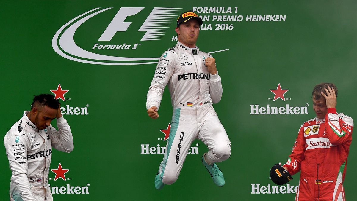 Rosberg festeja en el podio junto a Hamilton y Vettel. (Foto Prensa Libre: AFP)