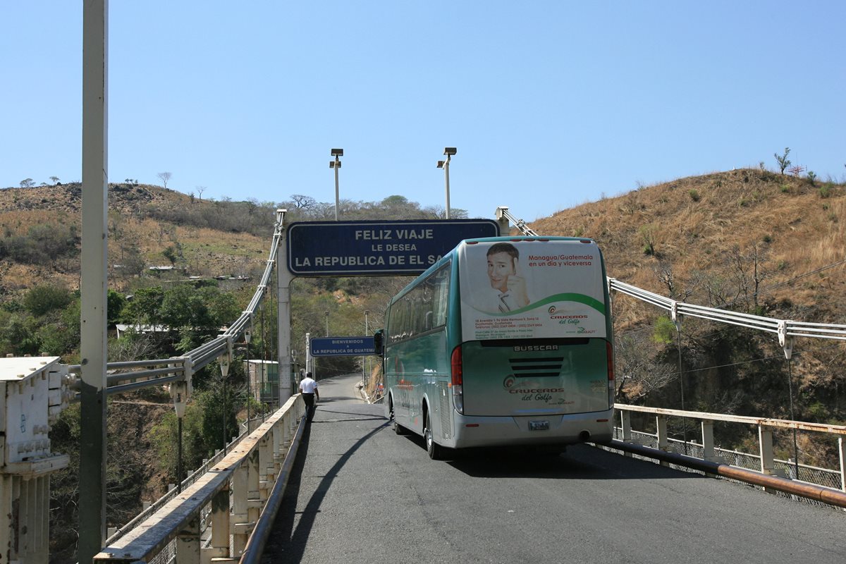 El puente El jobo se ubica en la frontera Valle Nuevo, Jutiapa y comunica con El Salvador. (Foto Prensa Libre: Hemeroteca PL)