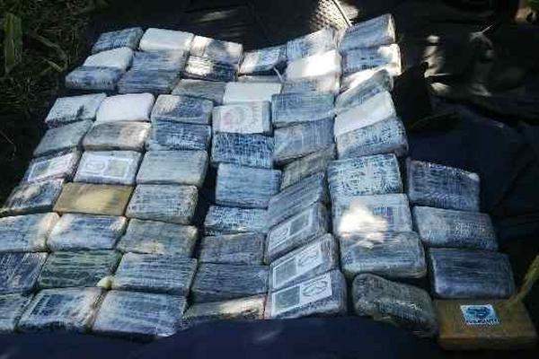 Los 115 paquetes con cocaína se localizaron en un doble fondo del vehículo (Foto Prensa Libre: PNC)<br _mce_bogus="1"/>