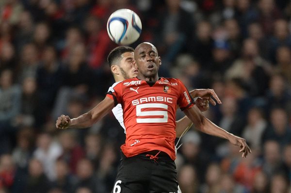 El mediocampista Gelson Fernandes (d) del Rennes disputa el esférico con Yassine Benzia del Lille (Foto Prensa Libre: AFP)