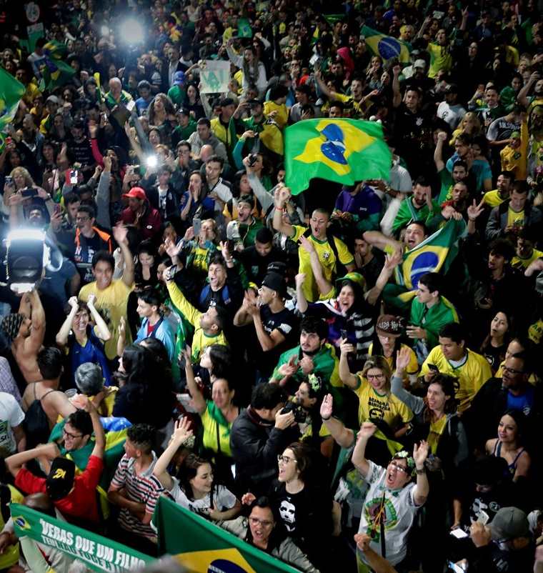 Simpatizantes del candidato a la presidencia de Brasil Jair Bolsonaro celebran su victoria en la avenida Paulista, en Sao Paulo. (Foto Prensa Libre: EFE)
