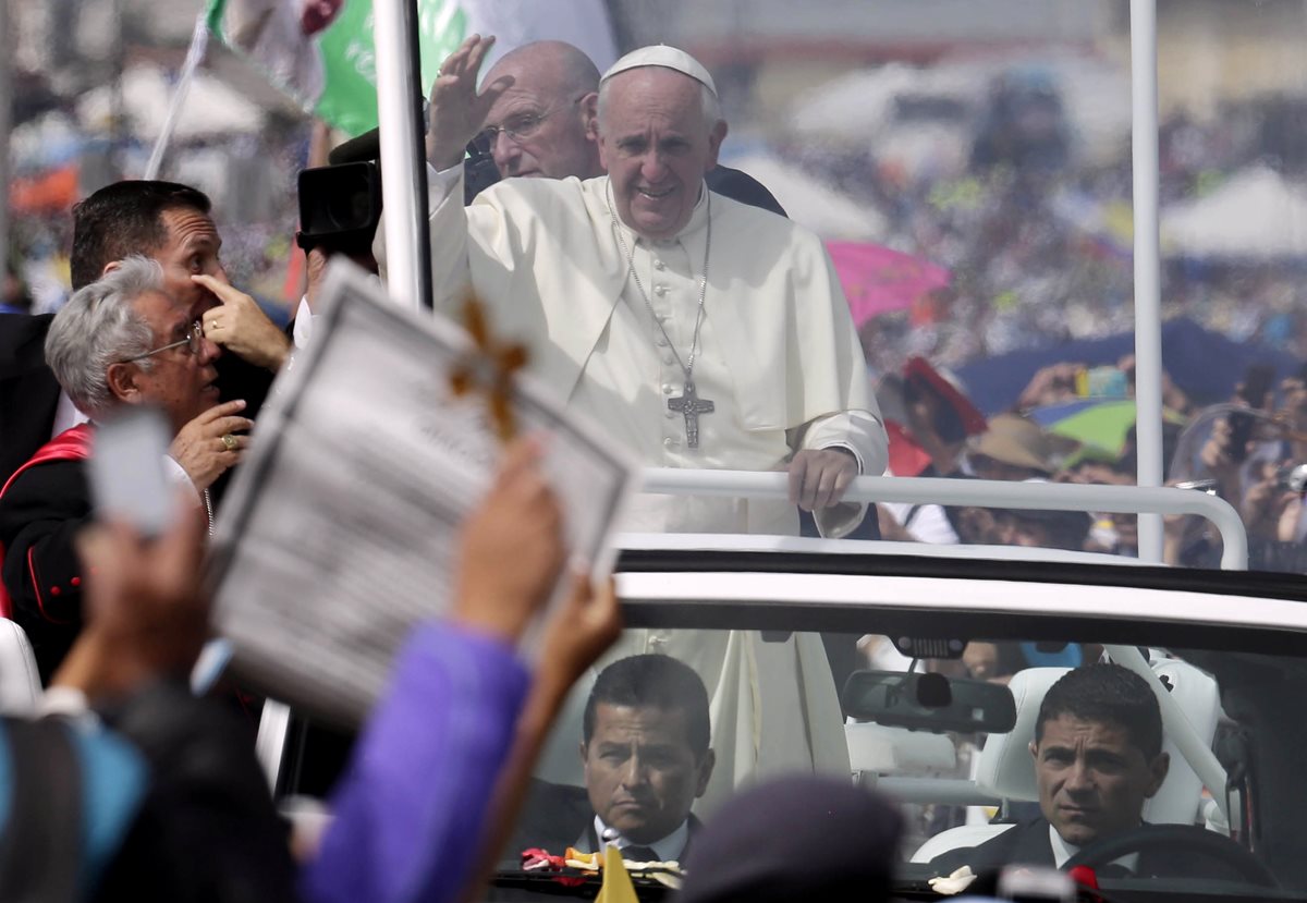 <em>El papa Francisco bendijo este martes a una mujer de 100 años en una parada inesperada que realizó durante el recorrido en el papamóvil. (Foto Prensa Libre: AP).</em>