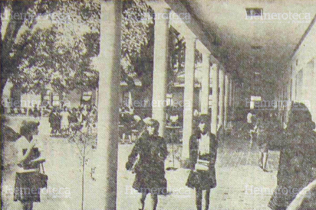 Jóvenes caminan por las instalaciones del instituto durante un recreo en 1965. Foto: Hemeroteca PL