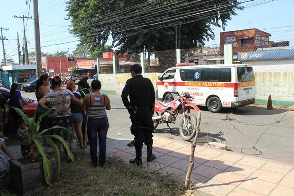  La mujer falleció cuando era trasladada al Seguro Social. (Foto Prensa Libre: Carlos Paredes).
