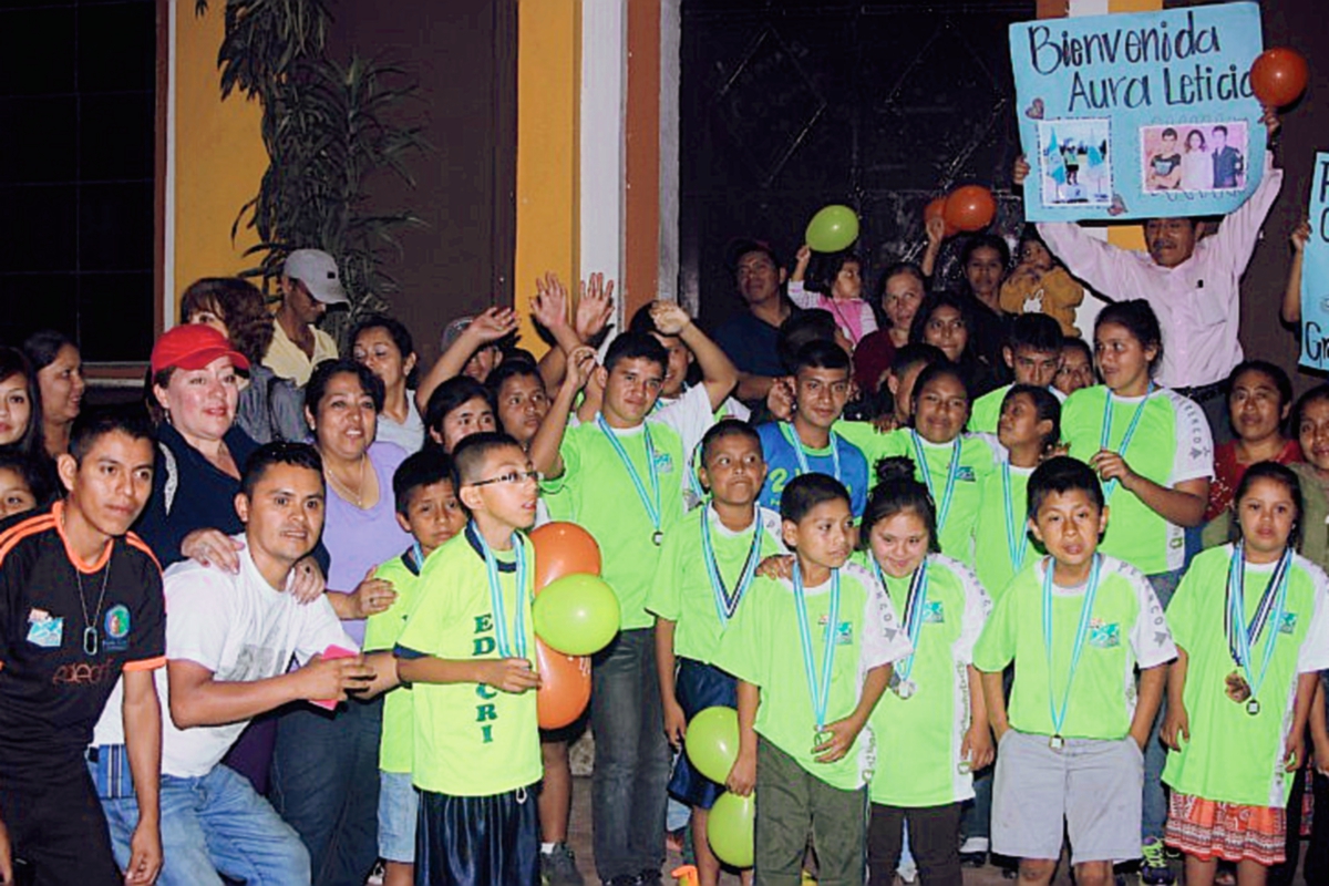 Niños regresan  a  Cobán luego de haber participado en los Juegos Especiales Nacionales. (Foto Prensa Libre: Ángel Martín Tax)