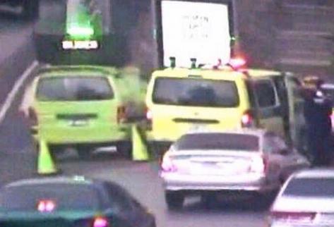 Vehículo baleado en el Periférico. (Foto Prensa Libre: Amílcar Montejo)