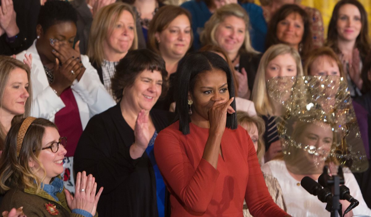 La aún primera dama de Estados Unidos, Michelle Obama, estuvo a punto de llorar durante su discurso. (Foto Prensa Libre: EFE)