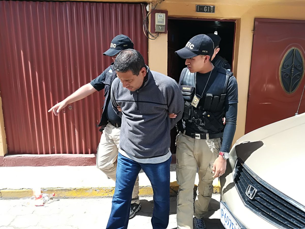 Edgar Leonel Ruíz Álvarez al ser detenido en La Esperanza, Quetzaltenango. Es acusado de haber asesinado a su esposa Lucy Jeanette Alvarado López. (Foto Prensa Libre: PNC).