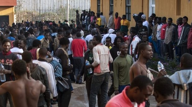 Unos 500 inmigrantes entran a España saltando valla fronteriza. (Foto Prensa Libre: EFE)