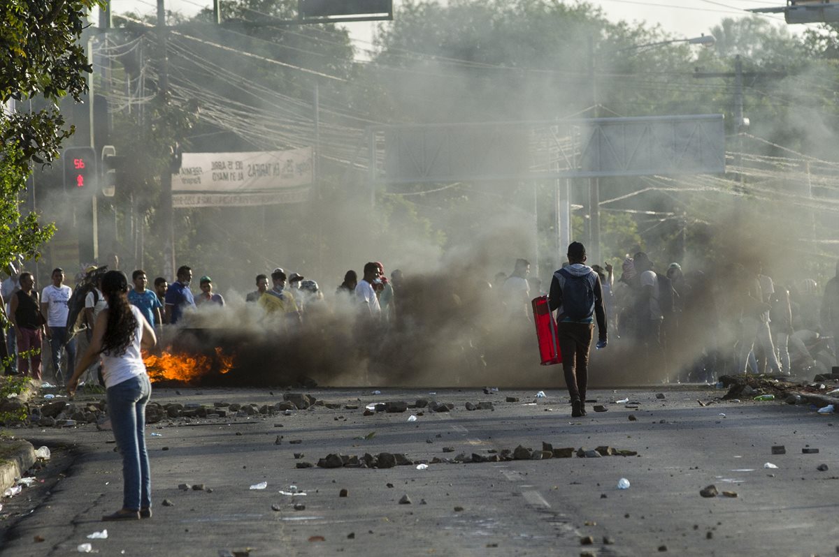 Grupo de manifestantes toman una avenida universitaria en Managua, Nicaragua.(EFE)